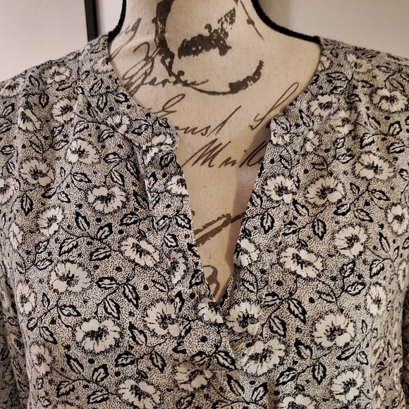Adrienne Vittadini Black And White Floral Blouse - Picture 3 of 9